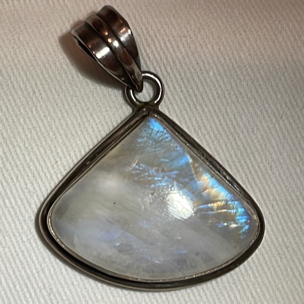 Silver moonstone pendant necklace